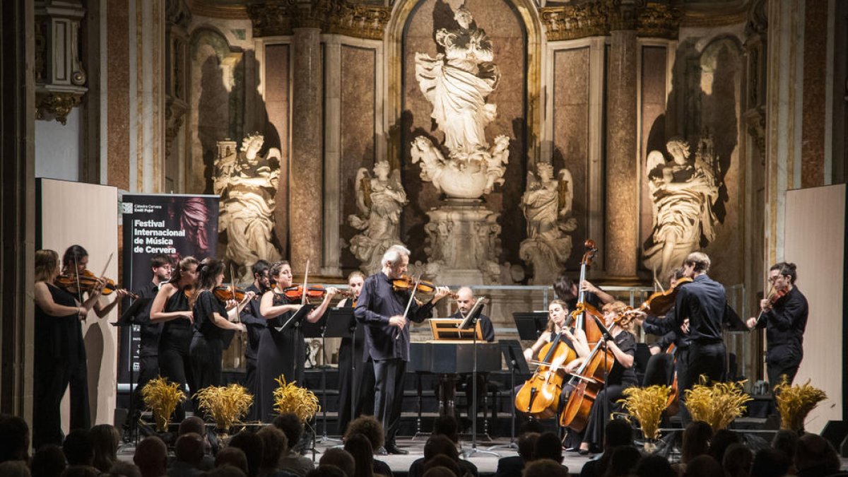 Concert inaugural a càrrec de la JONC, ahir a la nit al paranimf de la Universitat de Cervera.