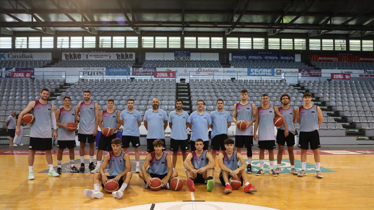 Los jugadores y técnicos del ICG Força Lleida que iniciaron ayer los entrenamientos de pretemporada en el Barris Nord.