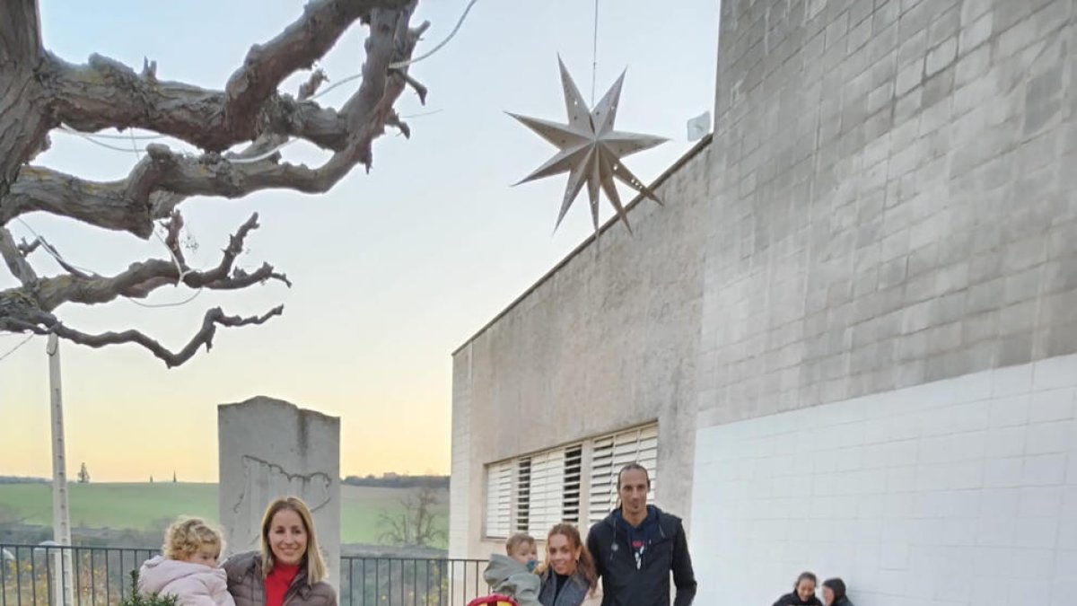 Les famílies de la Floresta amb els sis nadons.