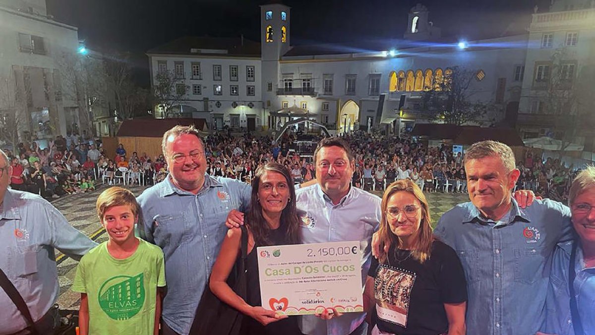 Momento de la entrega del talón durante la clausura del Adifolk.