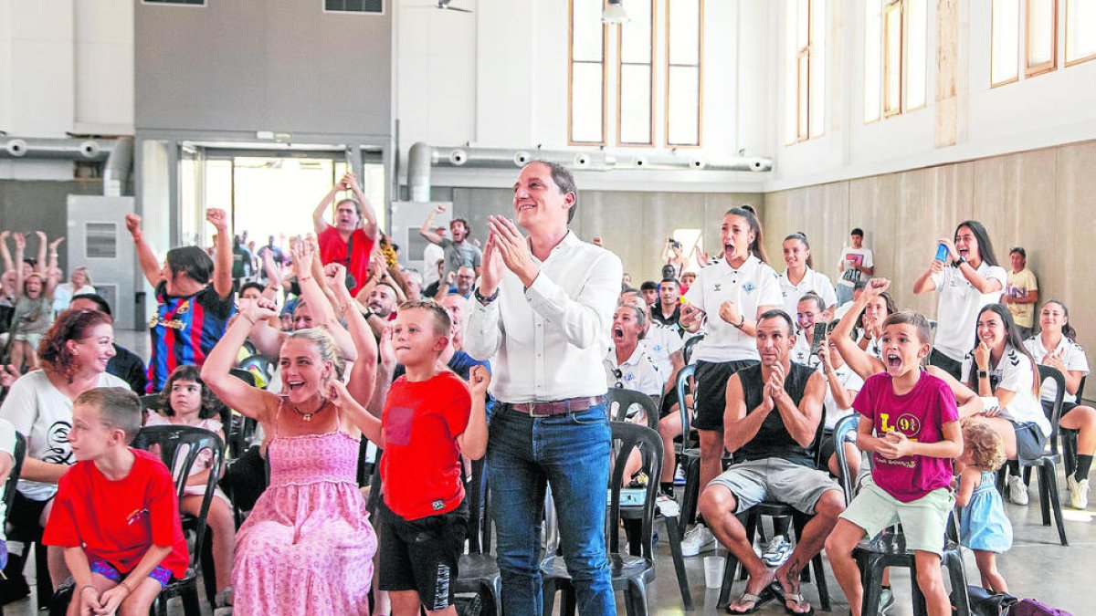 'La Fan Zone' del Mercat del Pla de Lleida reúne a 250 seguidores de la selección española femenina