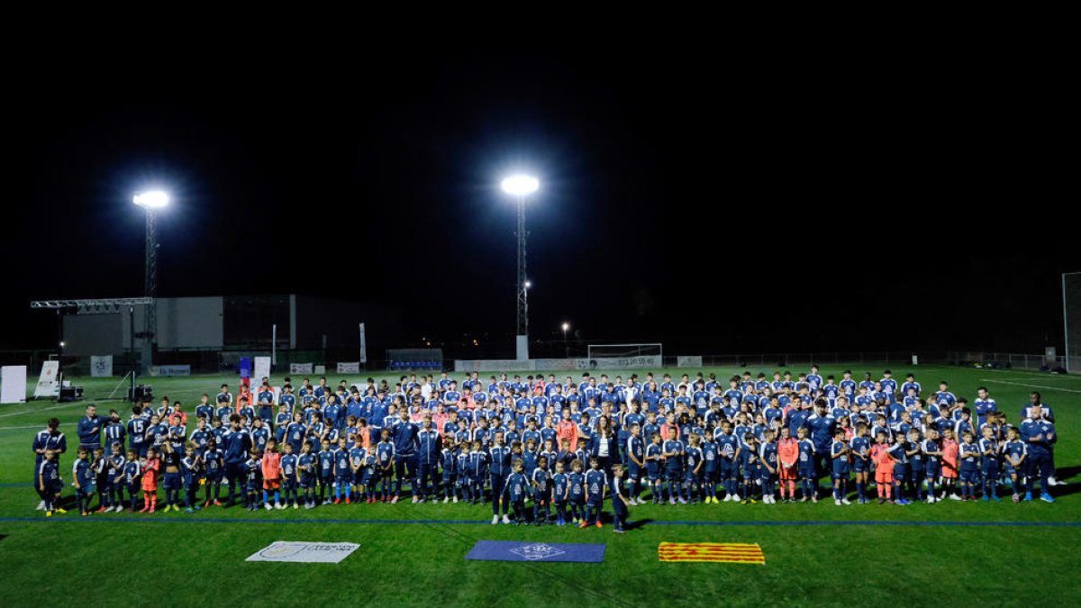 Los jugadores y miembros del cuerpo técnico de todos los equipos de fútbol base del Mig Segrià, presentados ayer en el campo Municipal de Rosselló
