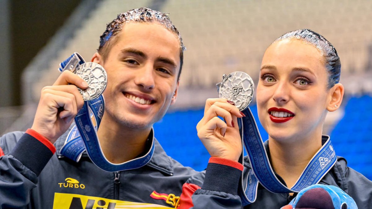 Dennis González i Emma Garcia, amb les medalles de plata.