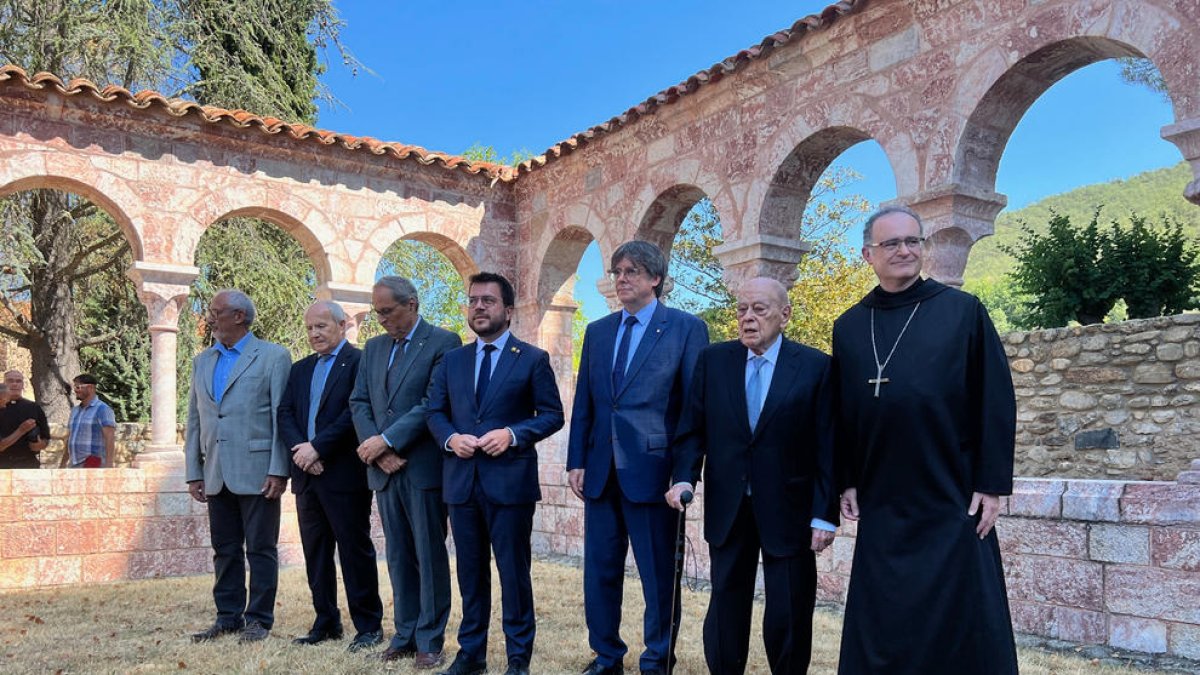 Foto de família dels expresidents Puigdemont, Montilla, Torra, Pujol i el president Aragonès, a l'abadia de Sant Miquel de Cuixà, a la Catalunya Nord