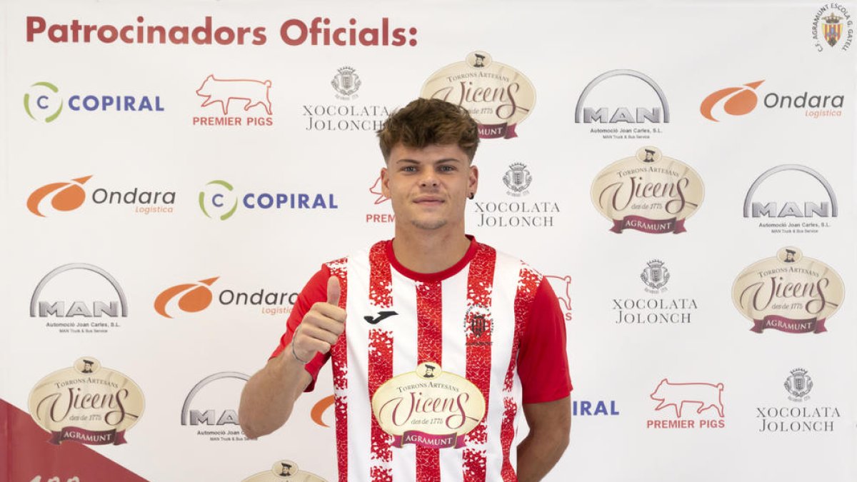 Albert Farré posa con la samarreta del CF Agramunt.