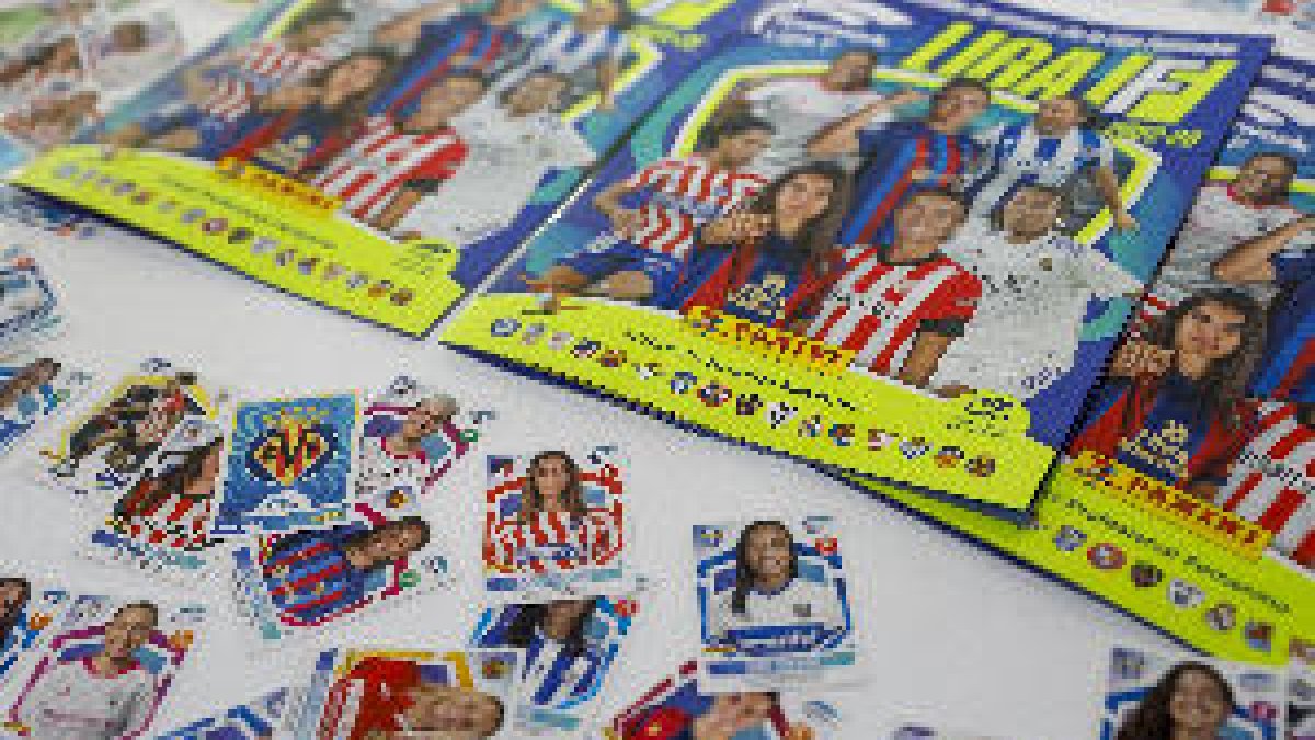 Presentació de la primera col·lecció de cromos de la lliga professional femenina de futbol, Lliga F, aquest dimarts a Madrid.