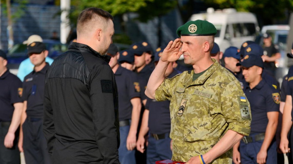 El ministro ucraniano del Interior, Denis Monastyrsky, a la izquierda de la imagen.
