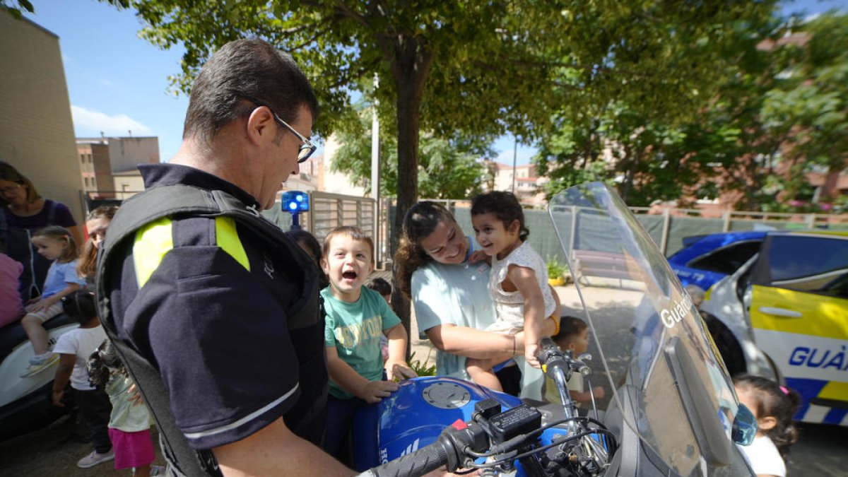 Efectius de la Urbana van visitar ahir les bressol de la Mitjana i Balàfia, on els petits van veure de prop els vehicles policials.