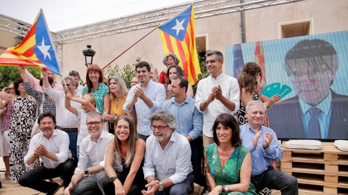 Gavín (abajo a la izquierda) con otros miembros de Junts.
