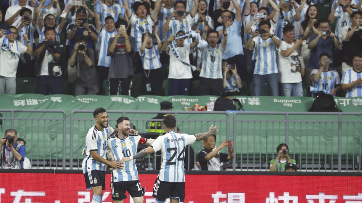 Messi celebra amb els companys el gol més ràpid de la seua carrera.