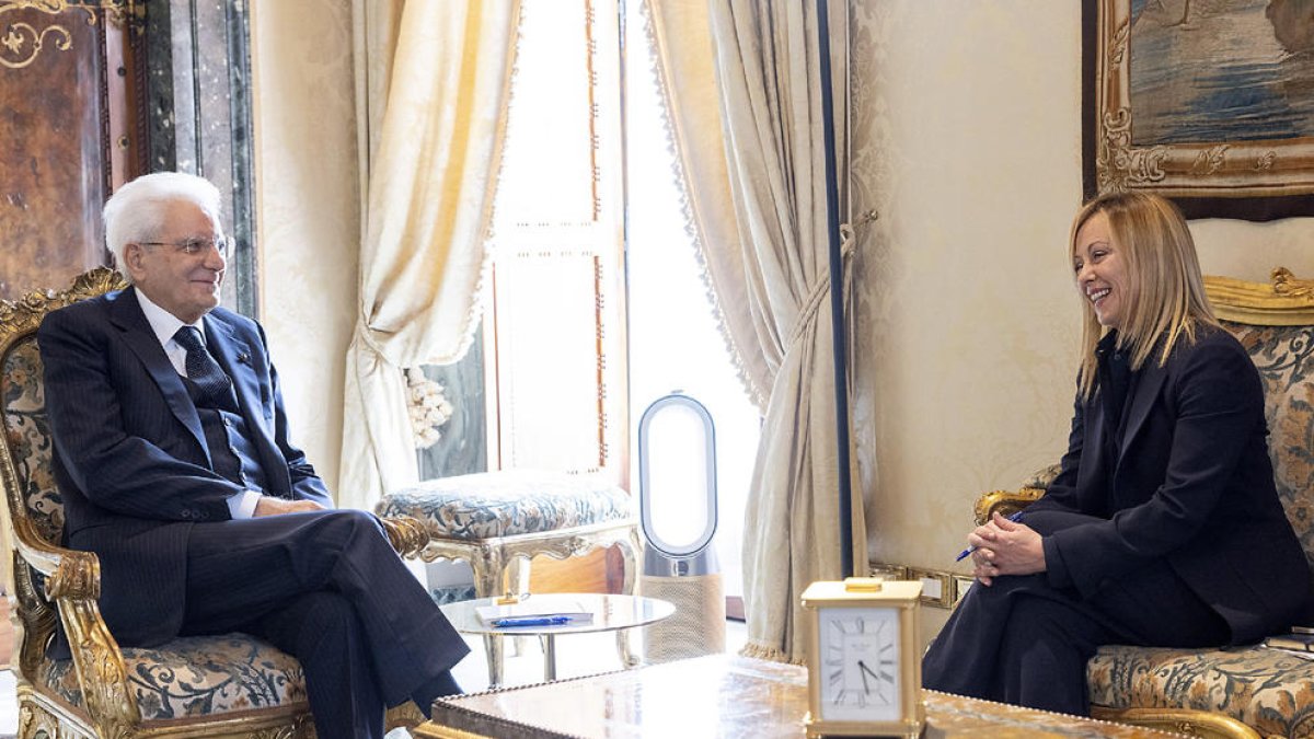 Sergio Mattarella conversa con Giorgia Meloni.