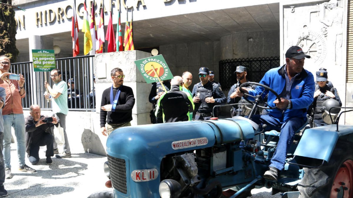 La tractorada va arribar després de dotze hores de trajecte, des de dilluns, a la seu de la CHE a Saragossa, on la policia esperava la comitiva.