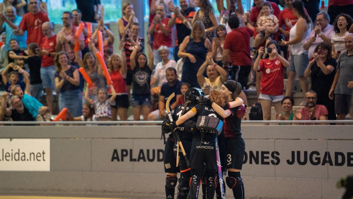 Les jugadores de l’Alpicat celebrant la victòria al Pavelló Municipal d’Esports Antoni Roure.