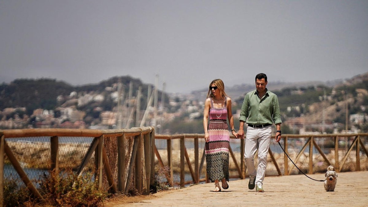 Juanma Moreno (PP). El president andalús va dedicar ahir al matí a estar en família passejant per la costa i a la tarda va anar al cine.