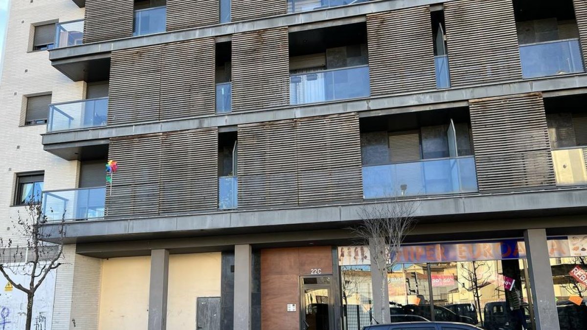 El número 22 de la calle Noguera Pallaresa de Balaguer, donde ha aparecido la mujer muerta.