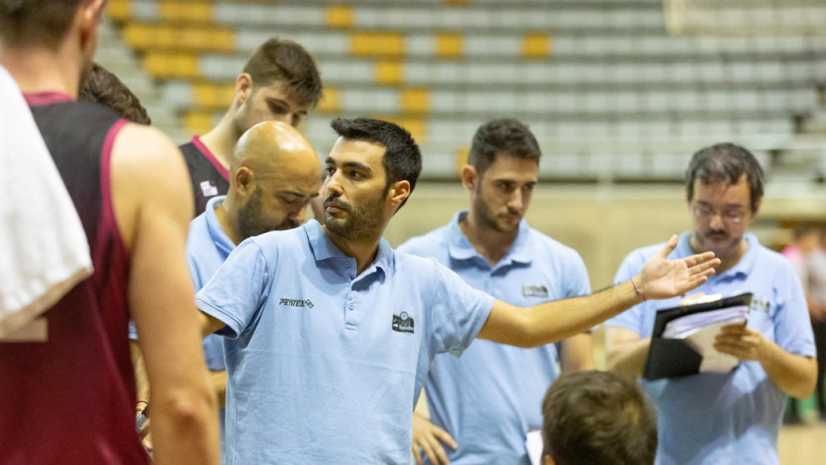 Encuentra dona instruccions en el partit recent amb l’Osca.