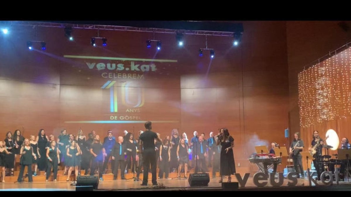 La coral interpretant una de les cançons del seu repertori a l’Auditori de Lleida.