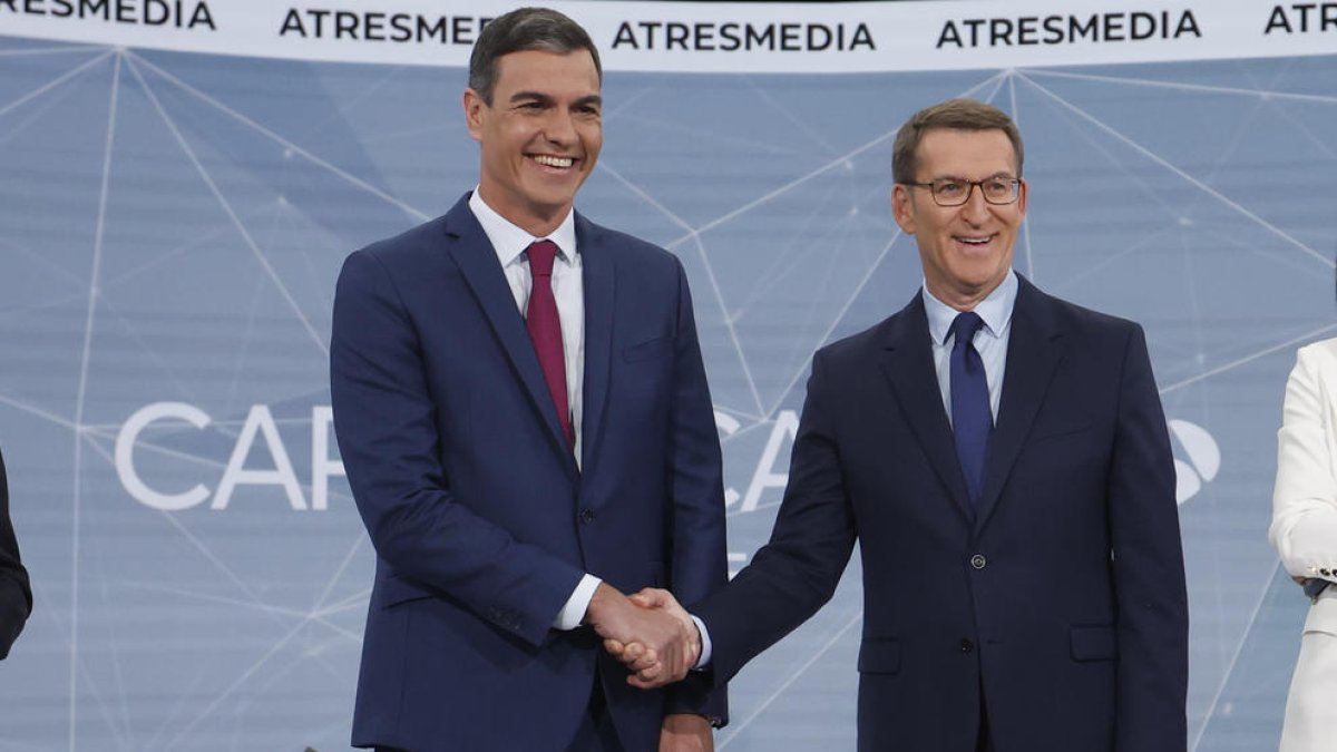 El CIS sigue dando ganador al PSOE 1,4 puntos por encima del PP tras el debate cara a cara