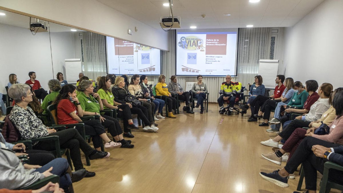 El agente Jesús Alcalde en la charla que impartió ayer a empleados de bonÀrea.