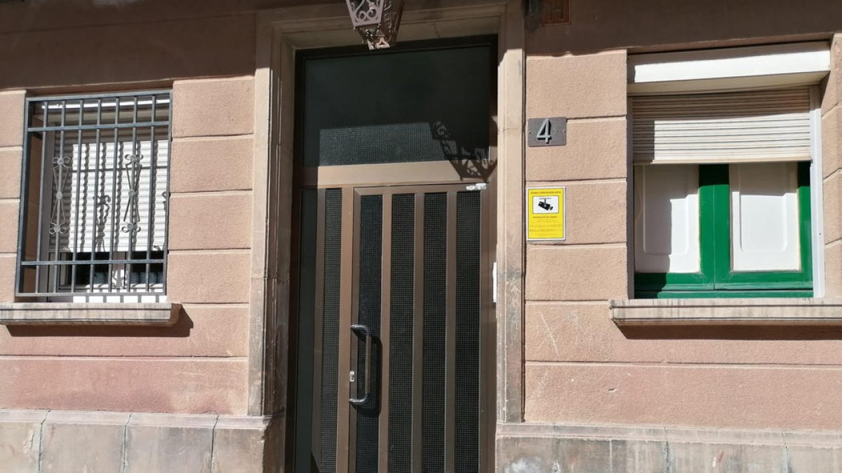Un bloque de pisos de Balàfia con sistema de videovigilancia.