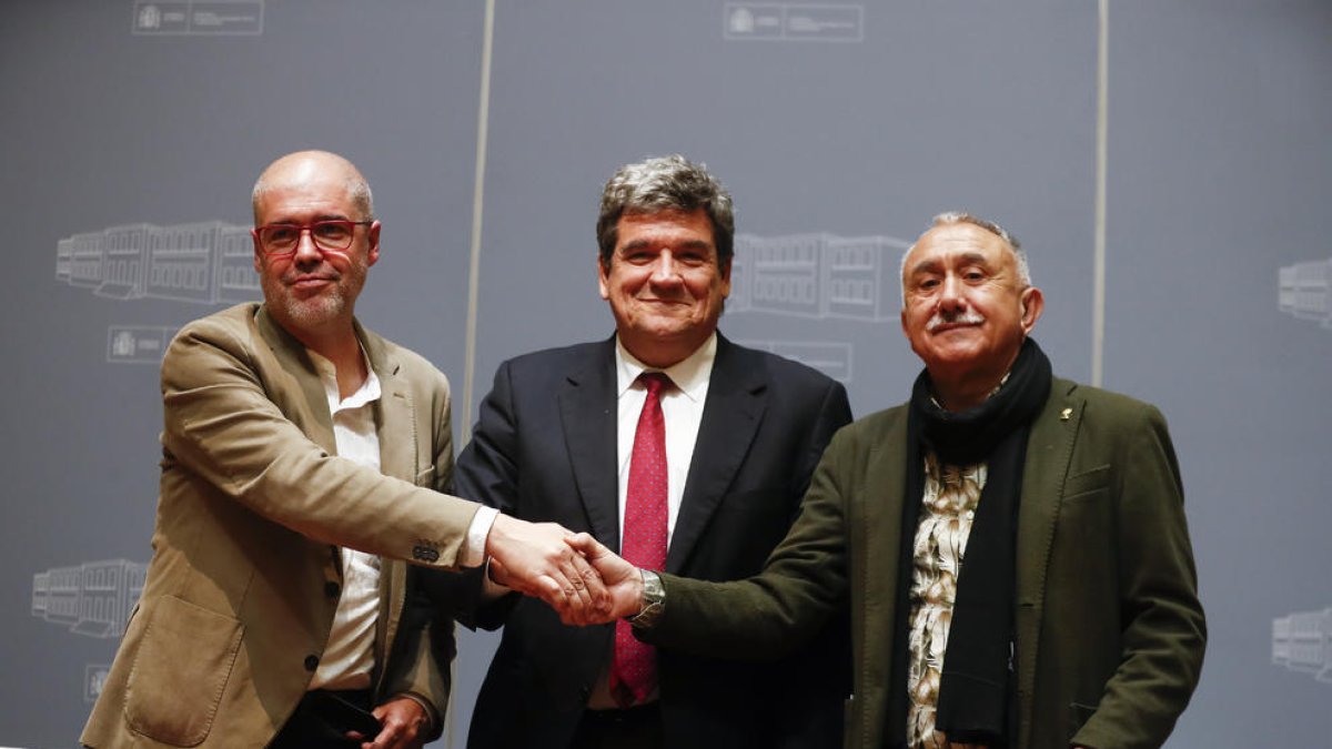 Sordo, Escrivá y Álvarez, tras la firma del acuerdo para la reforma de las pensiones.
