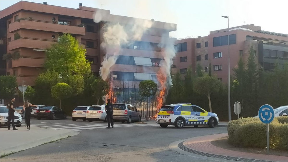 Efectivos de la Urbana ayer en el incendio en la calle Segrià.