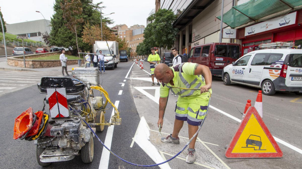 Operarios pintando ayer la señalización horizontal en la calle Salmerón.