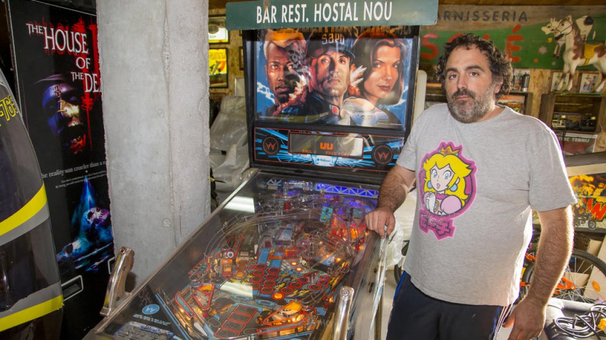 El vecino de Artesa de Lleida cuenta con máquinas de juegos como ‘Mortal Kombat’, así como un Pinball o un tablero de hockey aéreo.