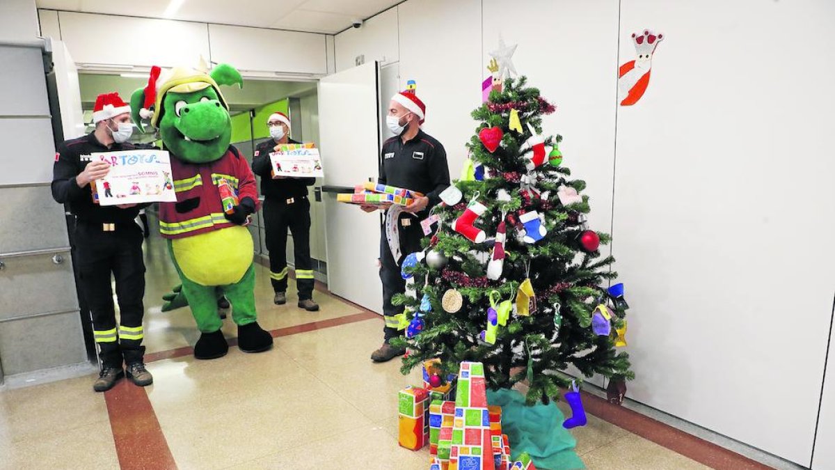 L’ACR Bombers de Lleida, amb el Marraquet Bomber, va descarregar els regals al servei de Pediatria amb un camió escala de més de 40 anys.
