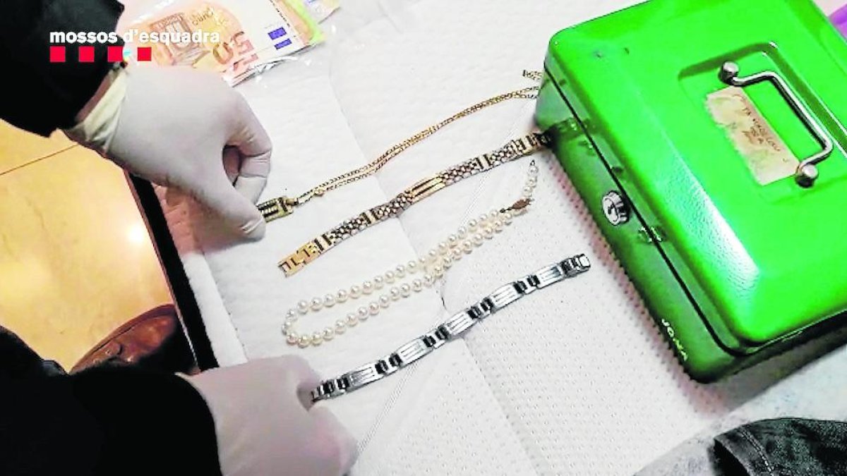 Imagen de algunas de la joyas sustraídas que los Mossos han podido recuperar.