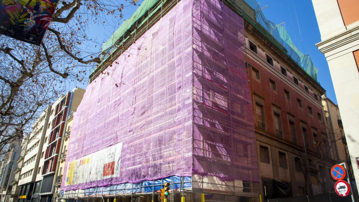 Una gran estructura de bastides ja cobreix la façana de la futura seu del Morera, a la rambla Ferran.