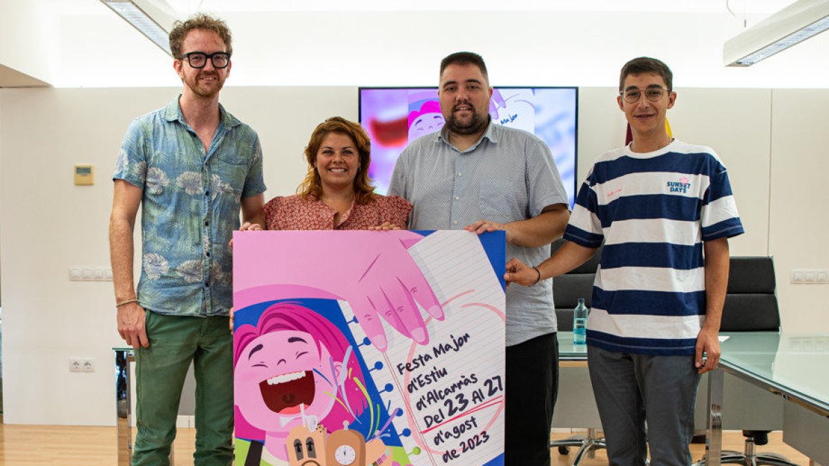 Un moment de la presentació de les festes, amb el nou cartell, ahir al consistori d’Alcarràs.