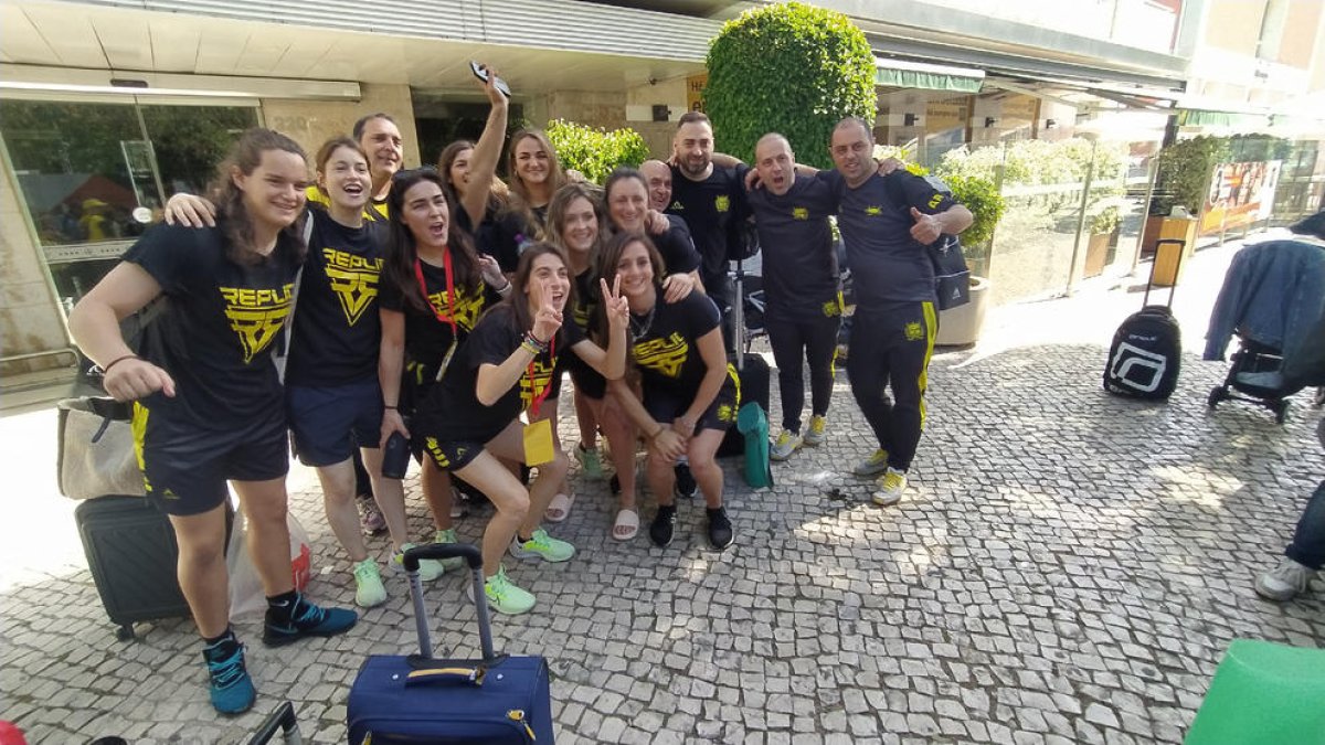 Anna Salvat al costat de Victòria Porta, a l’esquerra, a Setúbal, durant la recent Final Four.