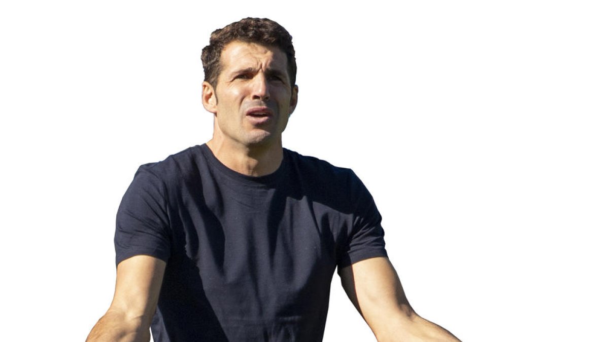 Momento del adiós. Luis Pereira compareció ayer con el abogado del club y el director deportivo.