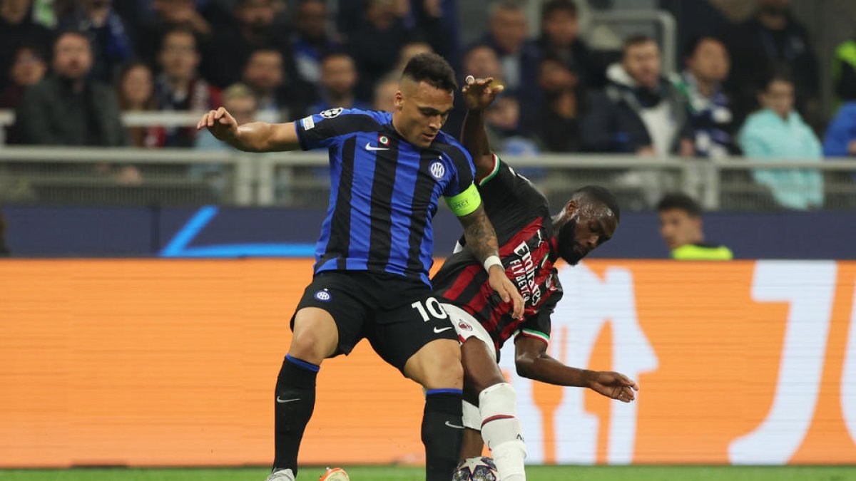 Lautaro, autor del gol de l’Inter, lluita per una pilota amb Tomori.
