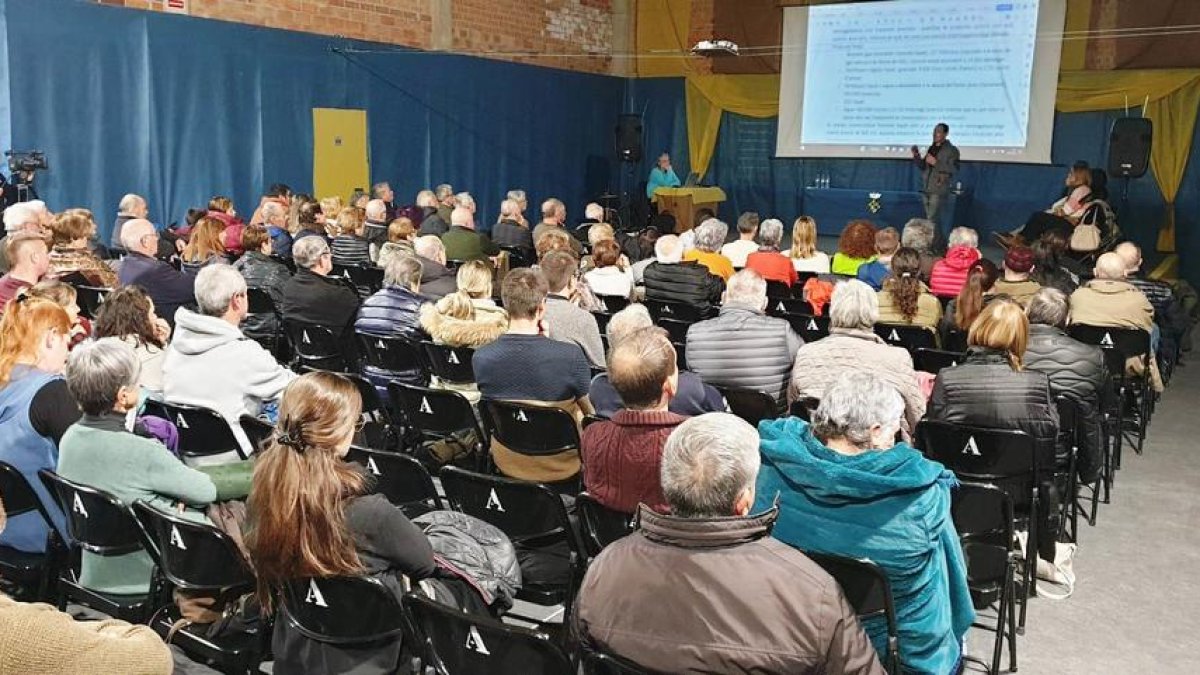 La charla informativa llenó de público la sala Sindicat.