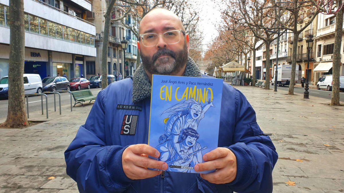 El leridano Paco Hernández, con su cómic ‘En camino’.