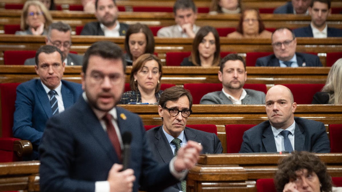 Salvador Illa escolta Pere Aragonès en el ple del Parlament.