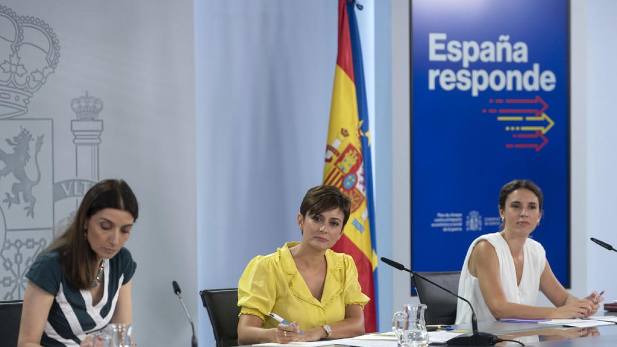 La ministra de Justicia, Pilar Llop; la ministra Portavoz, Isabel Rodríguez y la ministra de Igualdad, Irene Montero, durante una rueda de prensa posterior a la reunión del Consejo de Ministros.