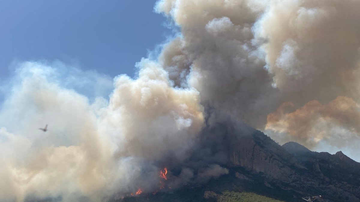 Els Bombers treballen en un nou incendi, ara entre Oliana i Peramola