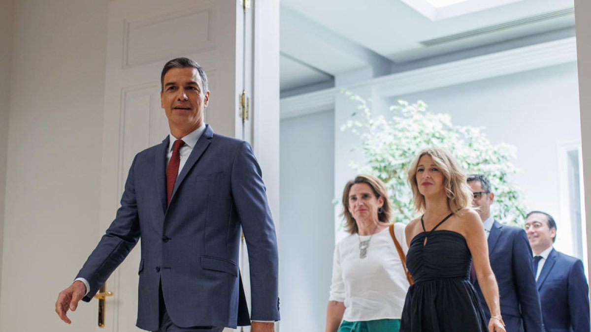 El president del Govern espanyol, Pedro Sánchez; la vicepresidenta tercera del govern espanyol i ministra per a la Transició Ecològica i el Repte Demogràfic, Teresa Ribera, en una imatge d'arxiu.