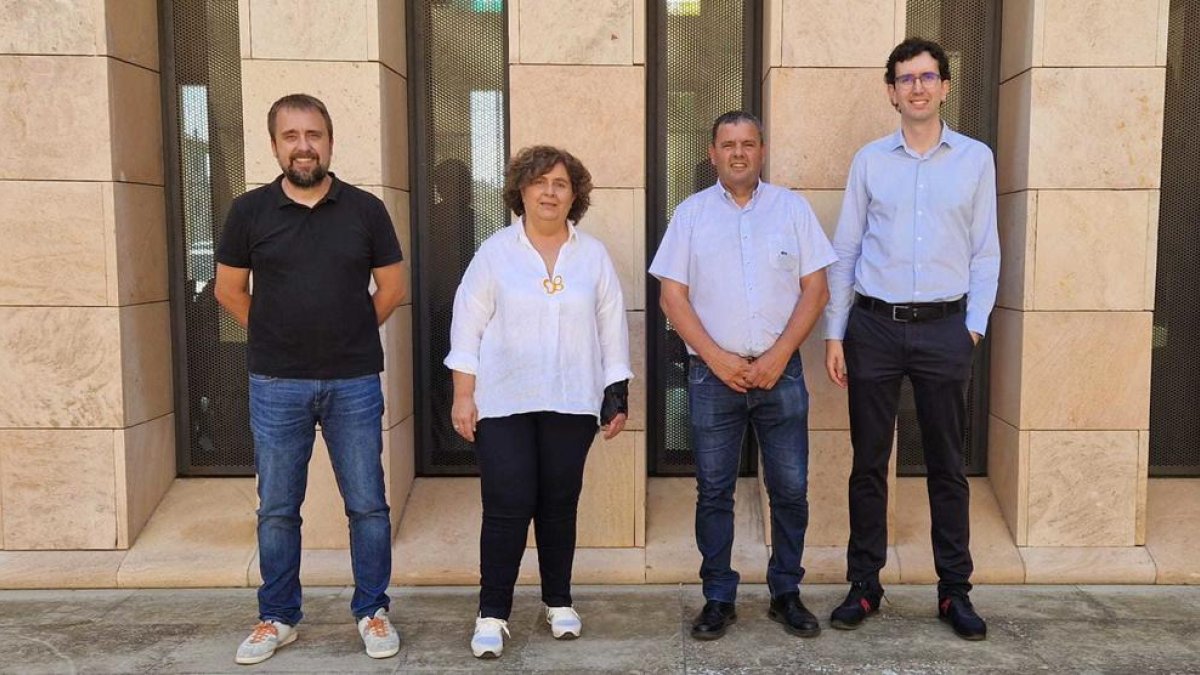 Responsables de ERC y Junts tras cerrar el acuerdo de gobierno en el Consejo Comarcal de la Noguera.