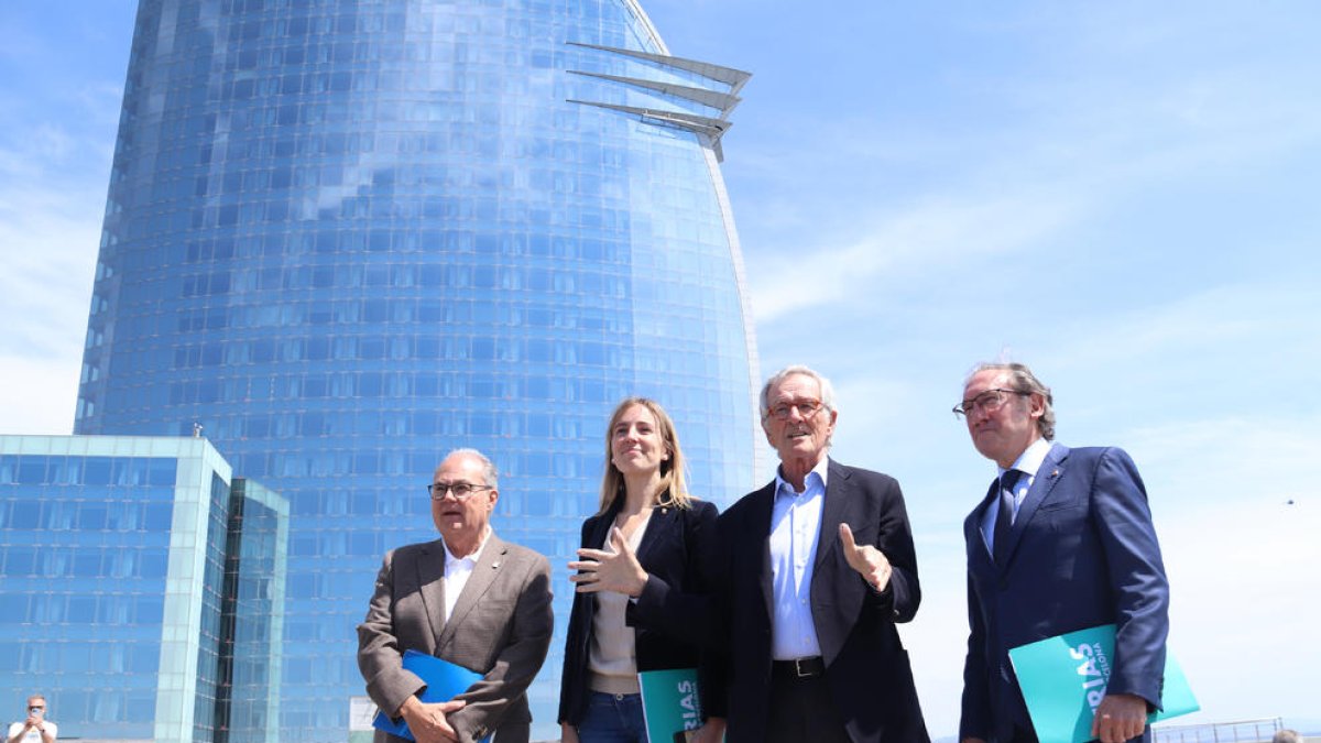 Trias, ayer junto a los exconsellers Victòria Alsina y Jaume Giró.