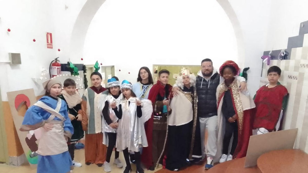 Algunos de los alumnos del colegio Seu Vella que participaron en el pesebre viviente.