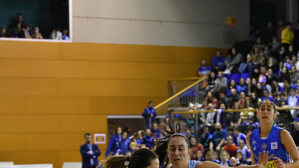 Laura Peña, amb la pilota, al partit de la primera volta.