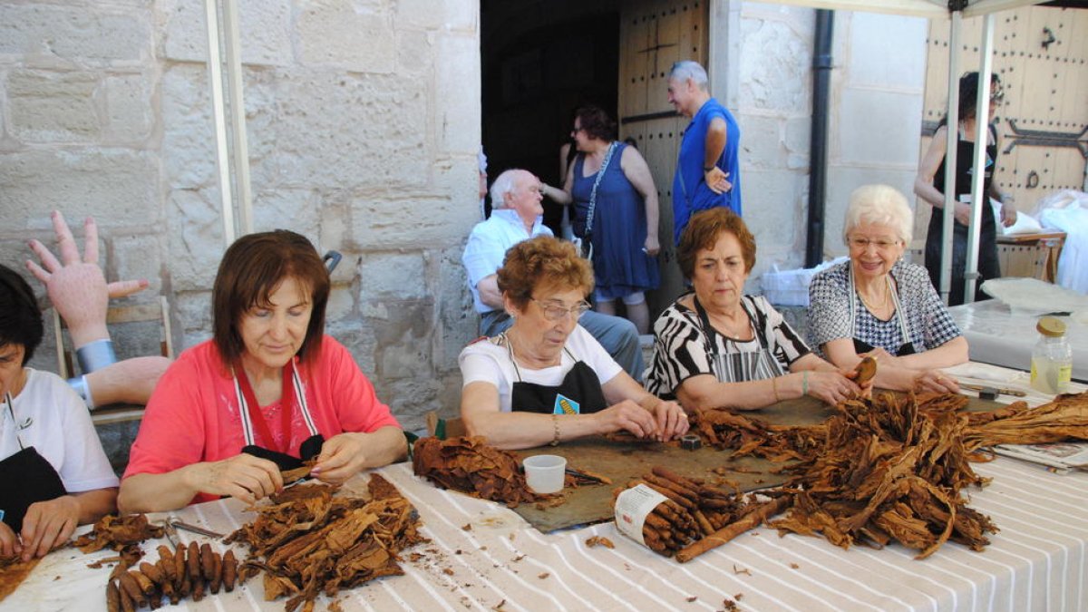 La elaboración de “caliquenyes” durante la muestra.