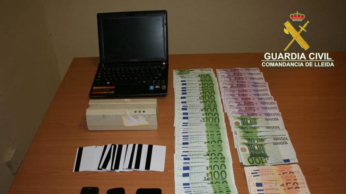 Material informàtic, targetes, mòbils i diners que els van confiscar.