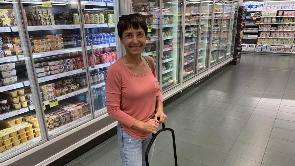 Clientes comprando en un supermercado de Lleida esta semana.
