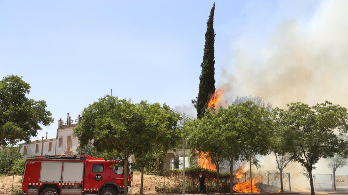 L’incendi es va originar al costat de Ciutat Jardí, a prop d’aquesta casa abandonada i de l’església de Montserrat.