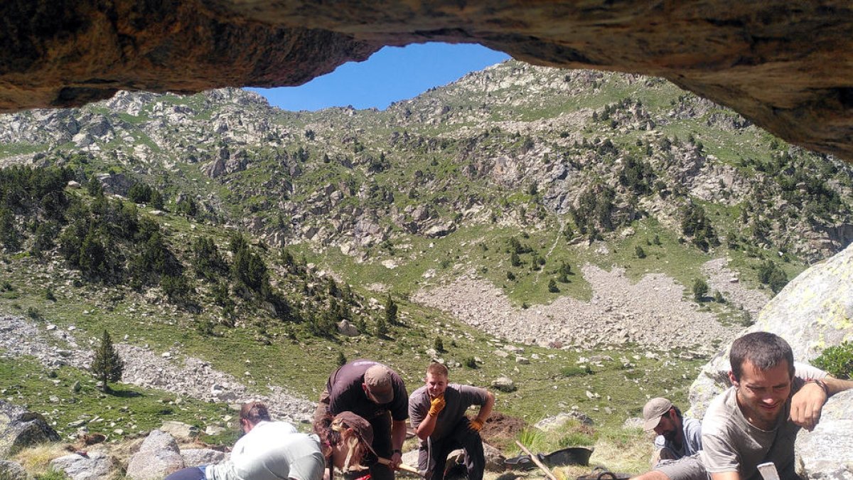 Membres del Grup d’Arqueologia de l’Alta Muntanya de la UAB-CSIC, en plena excavació al jaciment de l’Abric del Portarró.